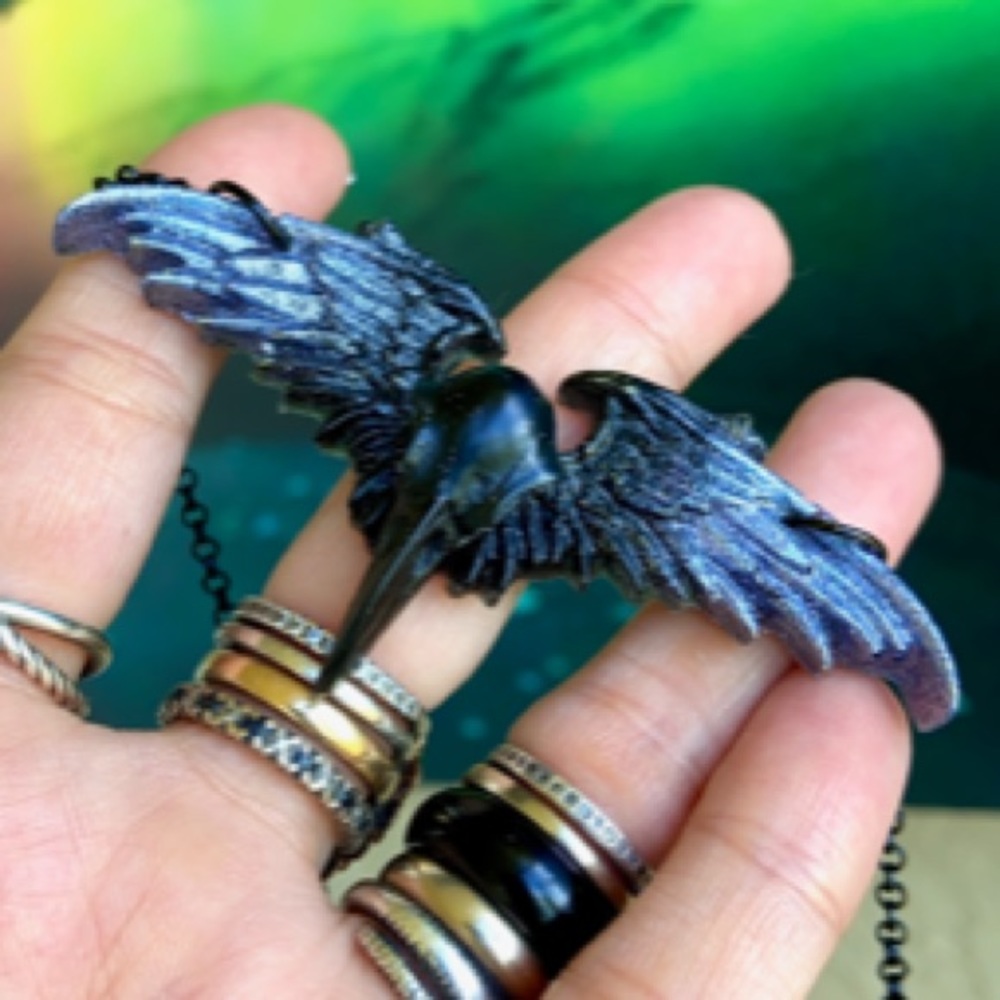 Black & metallic blue resin skull crow necklace - Picture 2 of 6